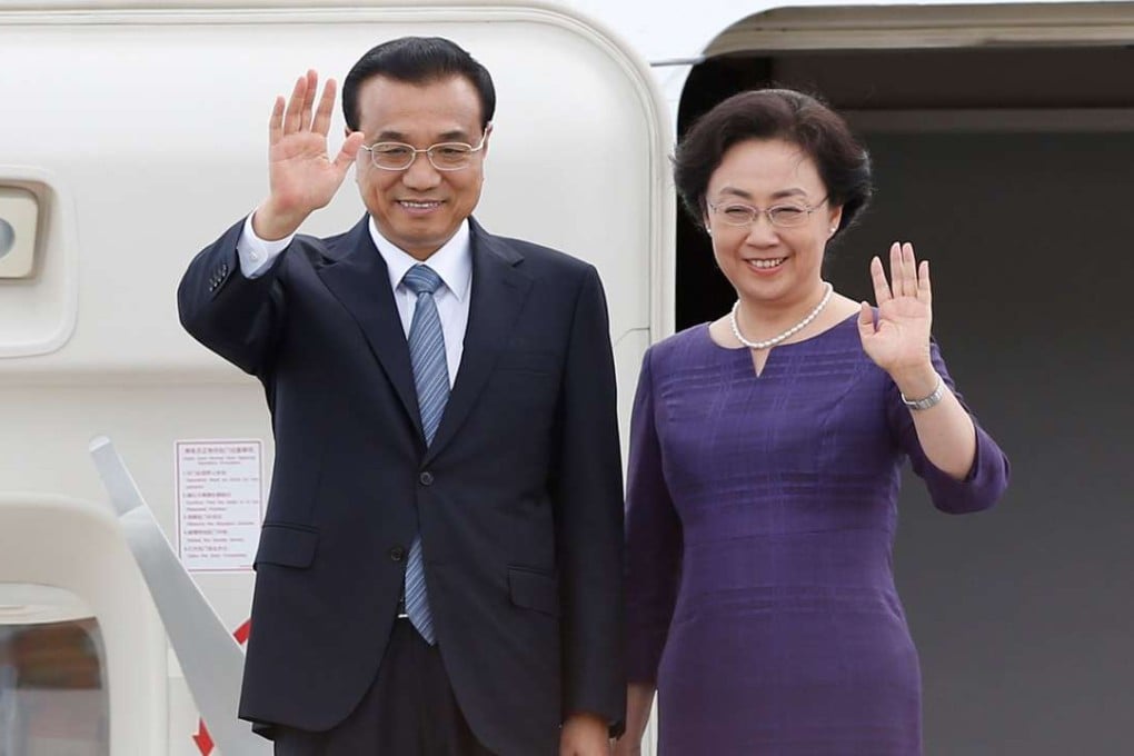 Chinese Premier Li Keqiang and his wife Cheng Hong wave upon their arrival at Ottawa International Airport on Wednesday. Photo: Reuters