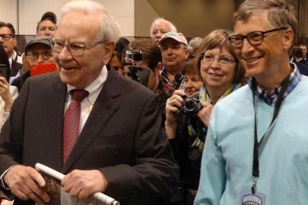Warren Buffett and Bill Gates prepare to do the 'newspaper toss' at the Berkshire Hathaway Annual Shareholder's Meeting in Omaha, Nebraska. Photo: Brad Quick/CNBC