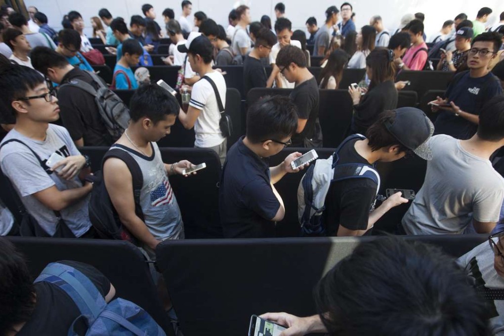 Customers queue outside the Apple store in Hong Kong's Causeway Bay district on the debut of the Apple iPhone 7 on September 16, 2016. Photo: EPA
