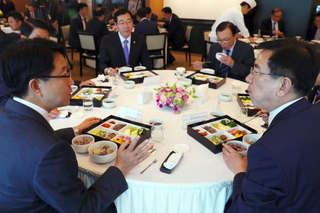 Chung Il-young (right), president of Incheon International Airport Corporation, and South Korean lawmakers eat meals worth each US$22 during a parliamentary audit. Photo: AFP