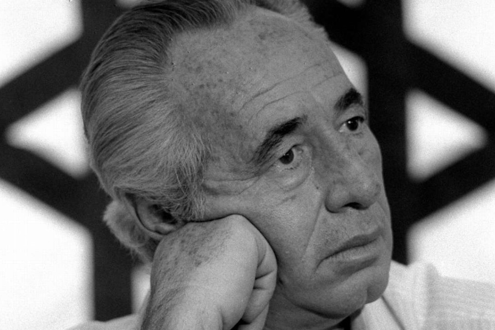 Israel's then prime minister Shimon Peres sits in front of a Star of David in 1986. Photo: Reuters