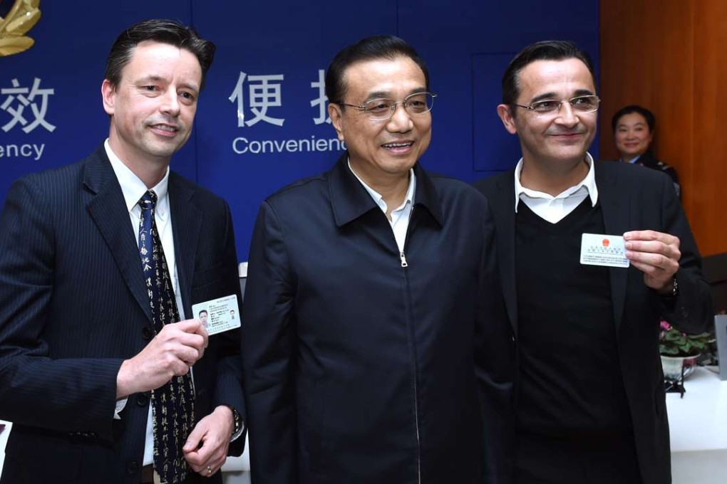 Chinese Premier Li Keqiang (centre) poses with two foreign investors during an inspection tour of the Shanghai Free Trade Zone (FTZ) in November 2015. The pet project of the premier has failed to live up to its expectations. Photo: Xinhua