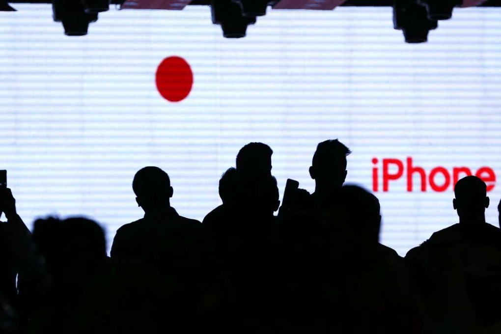 Kuwaitis gather during the launch of the new iPhones at Ooredoo headquarters, a telecommunications company, in Kuwait City. Photo: AFP