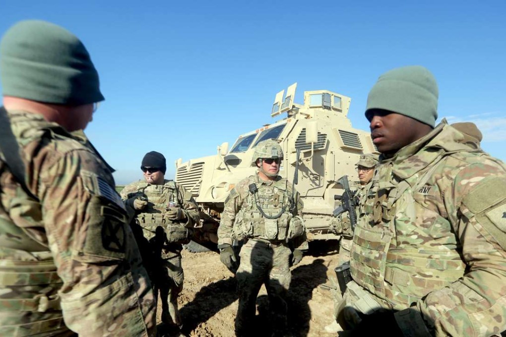 A file photo taken on January 26 shows US soldiers speaking as they train Iraq's 72nd Brigade taking part in a live-fire exercise in Basmaya base, southeast of Baghdad. Photo: AFP
