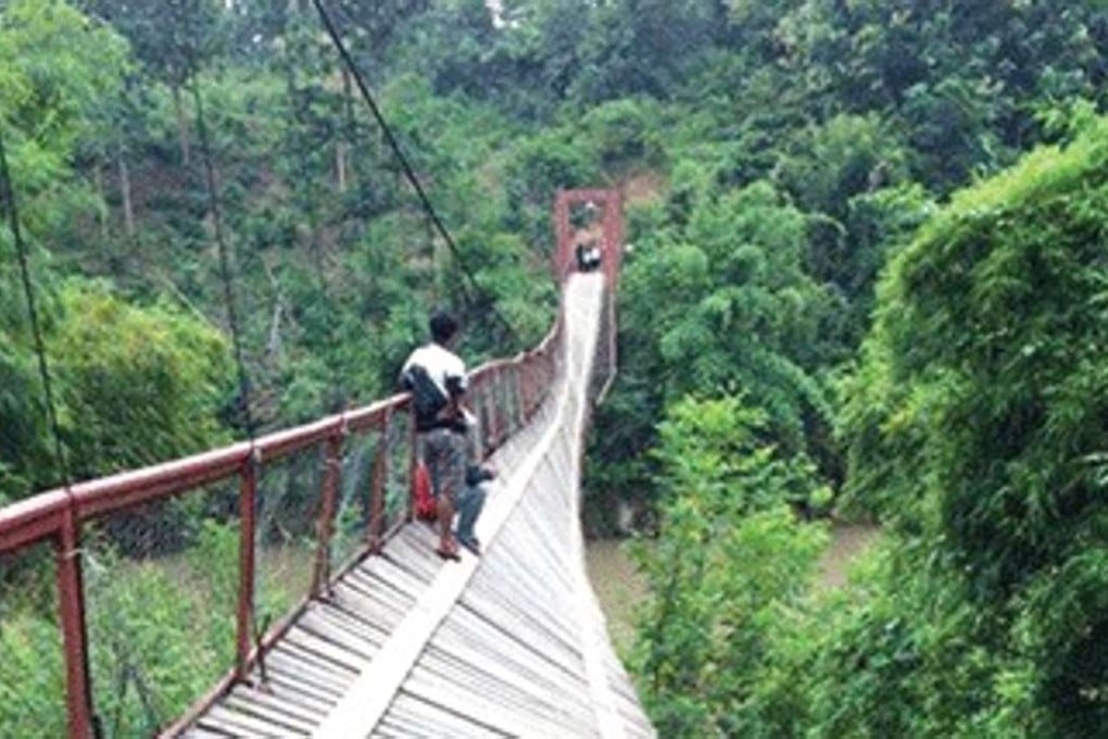 Several ropes supporting the slatted wooden bridge in Luang Prabang province snapped. Photo: Meuangkham news