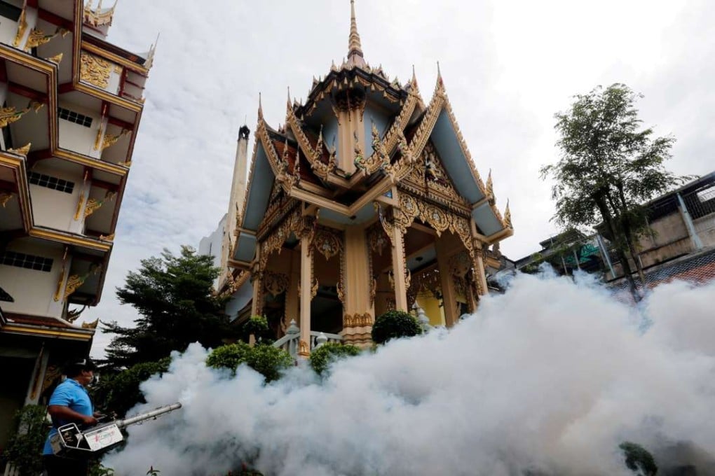 A city worker fumigates the area to control the spread of mosquitoes at a temple in Bangkok, Thailand, September 14, 2016. REUTERS/Chaiwat Subprasom/File Photo