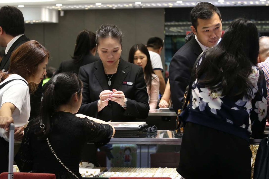 Weaker mainland tourist spending in Hong Kong has led the city to fall one place on a recent wealth report, tracking spending on luxury items such as jewellery and property. Photo: K. Y. Cheng