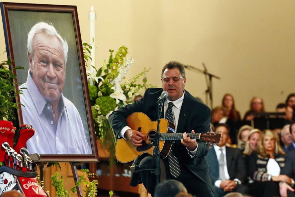 Country artist Vince Gill performs at a memorial service for golfer Arnold Palmer in Saint Vincent Basilica in Latrobe, Pennsylvania. Photos: AP