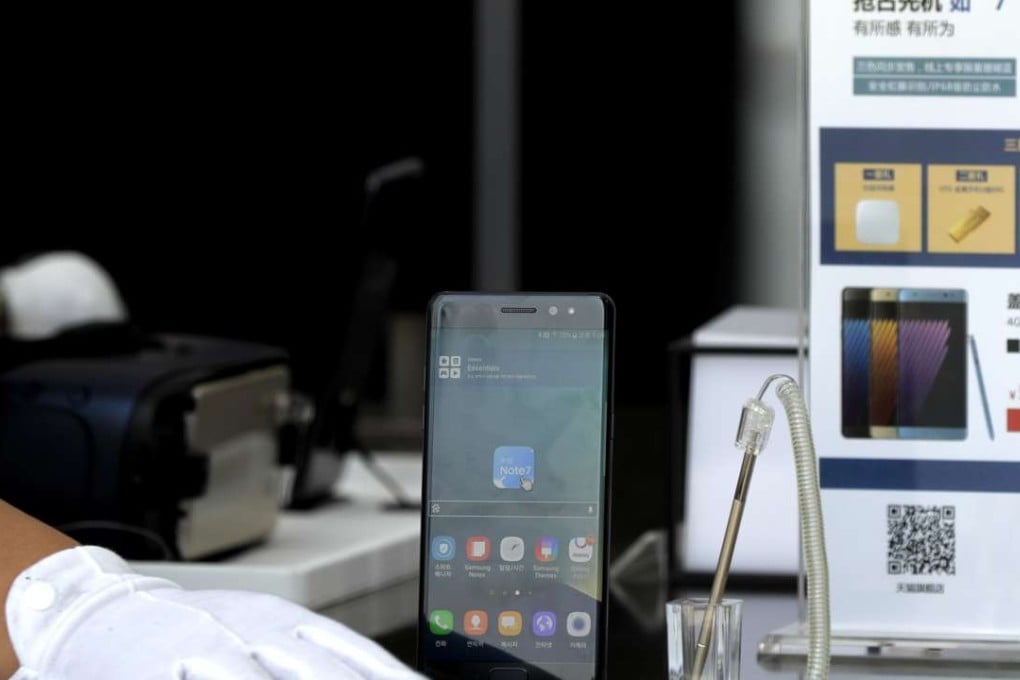 A worker cleans near a display of the Samsung's latest smartphone Galaxy Note 7 at a booth during a roadshow outside a shopping mall in Beijing. Photo: AP