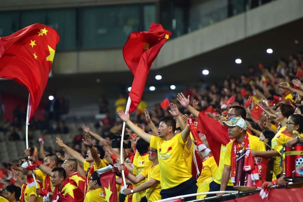 Chinese fans wave national flags during the 2018 World Cup qualifying football match between South Korea and China in Seoul on September 1, 2016. / AFP PHOTO / JUNG YEON-JE