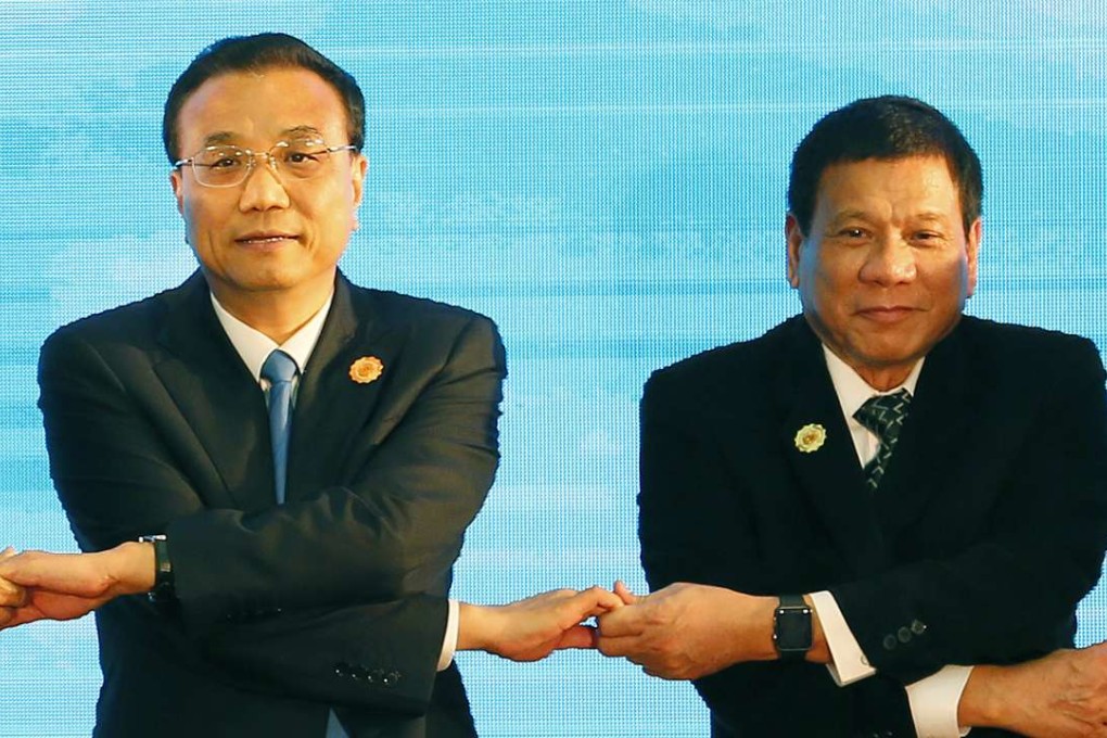 Chinese Prime Minister Li Keqiang (left) and Philippine President Rodrigo Duterte link arms during the Asean Plus Three summit on September 7 in Vientiane, Laos. Photo: AP