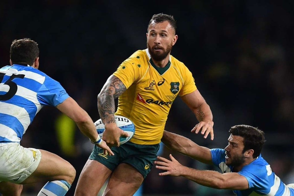 Australia fly-half Quade Cooper runs between Argentina scrum-half Martin Landajo (right) and Argentina fullback Joaquin Tuculet. Photo: AFP