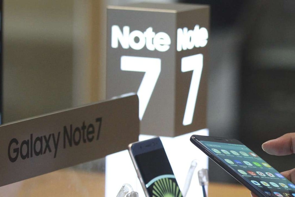 A visitor tries out a Samsung Electronics Galaxy Note 7 smartphone. Photo: AP