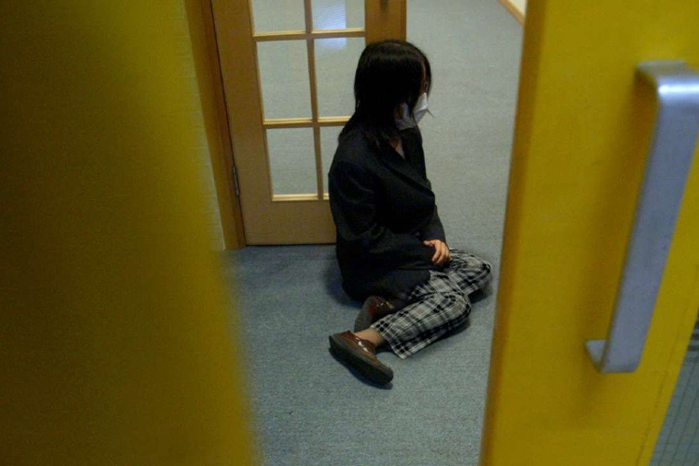 In Hong Kong, there are up toabout 1.7 million people with mental health issues, and 70,000 to 200,000 of them suffered fromsuffer from more severeforms of the illnessmore severe mental illnesses, according to the Hospital Authority. Operation Santa Claus: one of the 12 beneficiaries - Baptist Oi Kwan service - clients suffer from mental illness - Will be talking to woman who suffers from depression. Pictured here is Mrs Chan. 15 November 2005Photo: David Wong