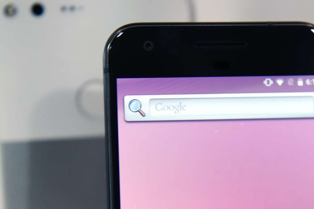 Google Pixel smartphones sit on display during a product launch event in San Francisco, California, Photo: Bloomberg