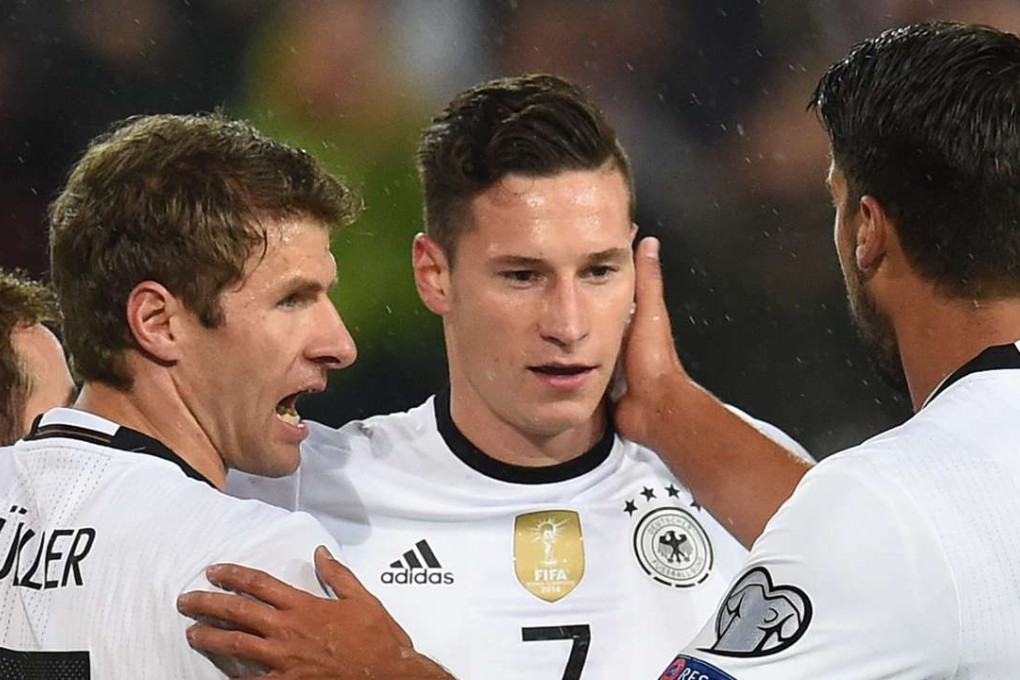 epa05581476 Julian Draxler of Germany (C) celebrates scoring the 1-0 with teammates during a FIFA World Cup qualifying match between Germany and Northern Ireland the HDI Arena in Hanover, Germany, 11 October 2016. EPA/CARMEN JASPERSEN