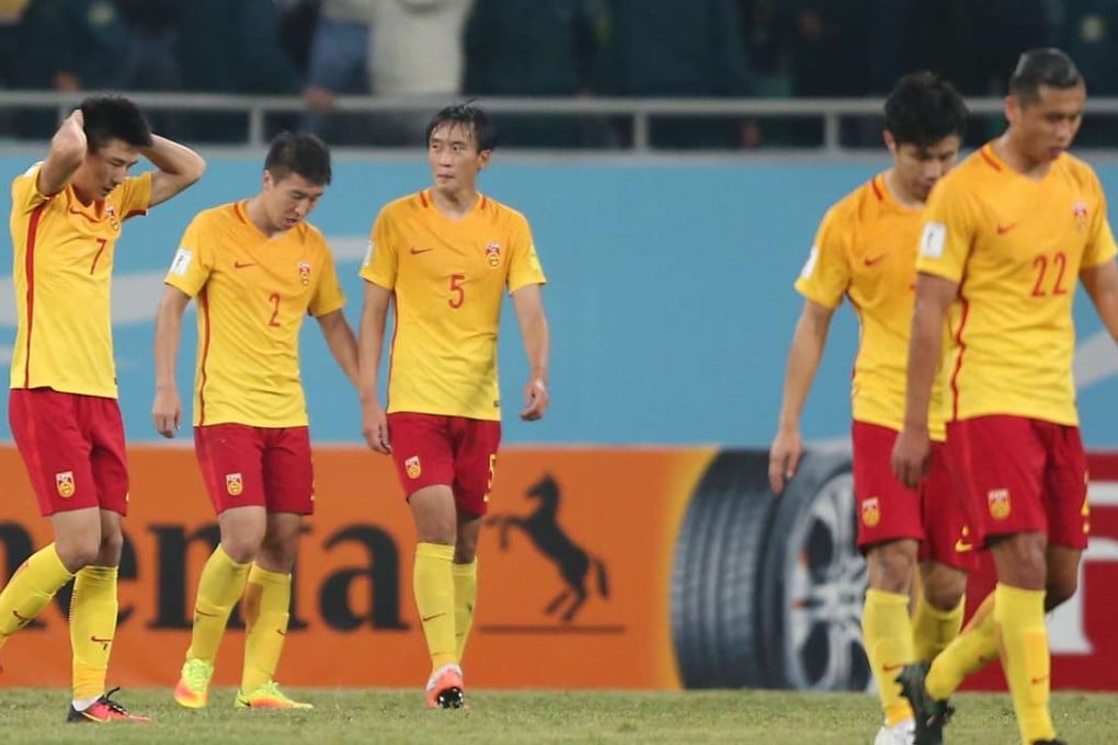 Players of China leave the pitch after losing the FIFA World Cup 2018 qualifying match against Uzbekistan in Tashkent, Uzbekistan, Oct. 11, 2016. China lost the match 0-2. (Xinhua/Cao Can)