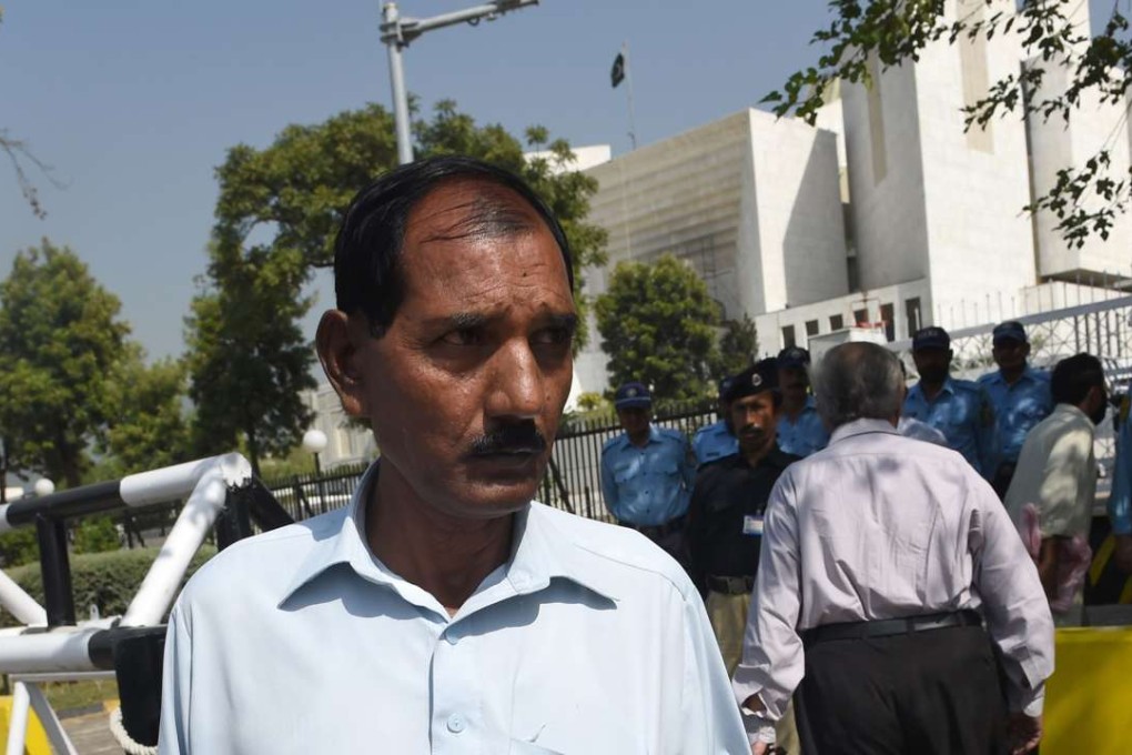 Ashiq Masih,(centre), husband of Christian woman Asia Bibi. Photo: AFP