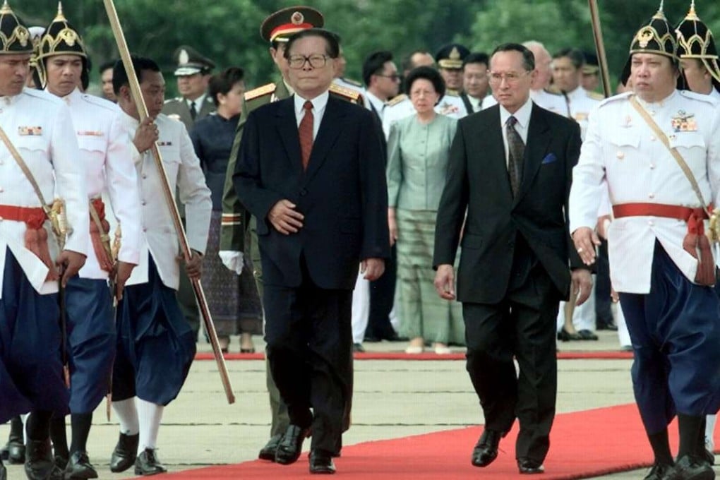 Royal Thai guards escort Thai King Bhumibol Adulyadej (right) and visiting Chinese President Jiang Zemin shortly after Jiang's arrival at Bangkok’s military airport on September 2, 1999. Jiang was in Thailand for a five-day visit. Photo: AP