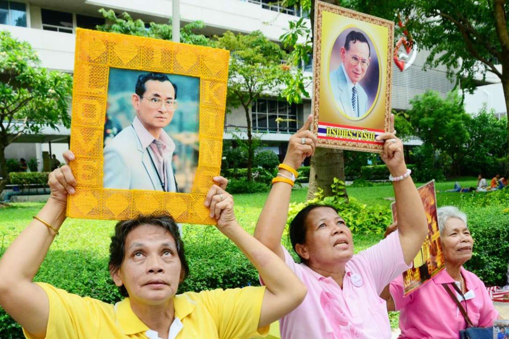 Thais gather in front of the Bangkok hospital where Thai King Bhumibol Adulyadej was receiving treatment. Photo: Kyodo