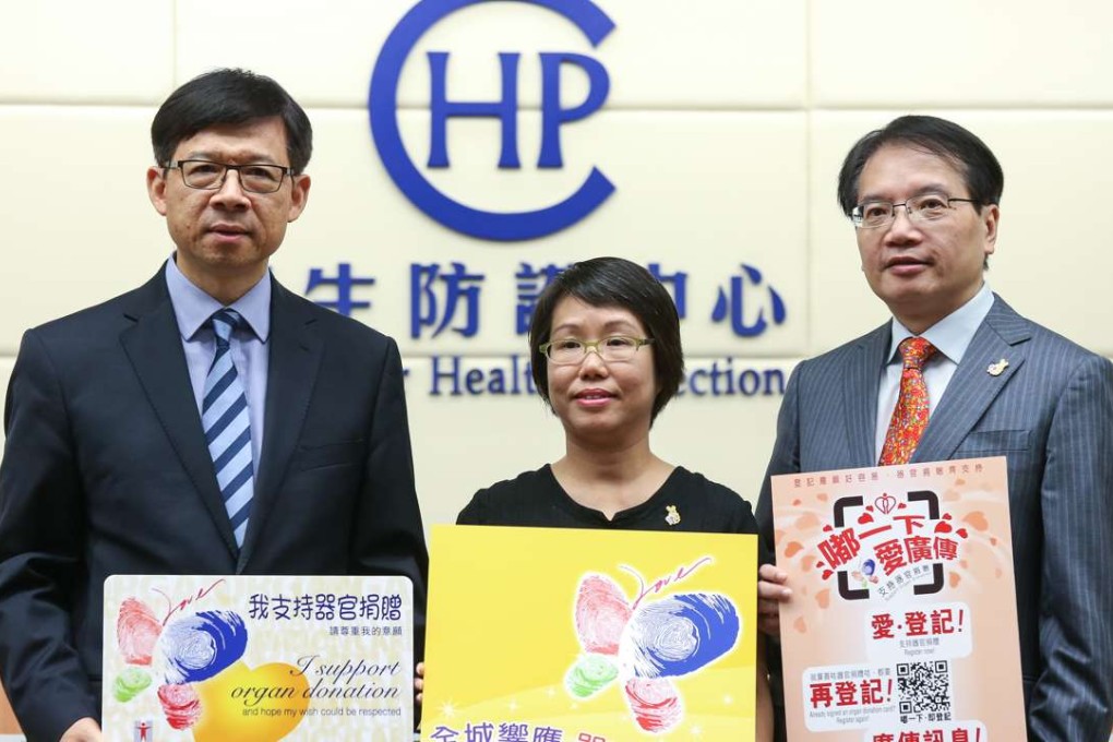 Dr Cheung Wai-lun, (right) with Dr Leung Ting-hung from the Centre for Health Protection and organ donation recipient Chew Yi-tung (centre) at a press conference to promote organ donation. Photo: Dickson Lee