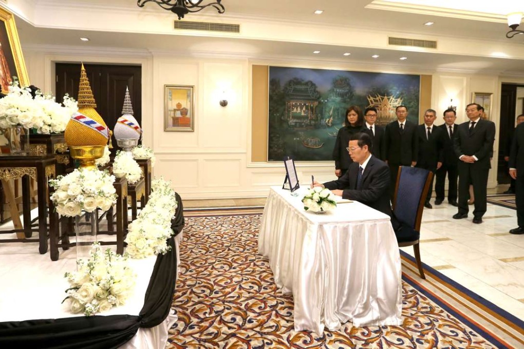 Chinese Vice-Premier Zhang Gaoli writes a condolence message at the Thai embassy in Beijing on Friday. Photo: Xinhua