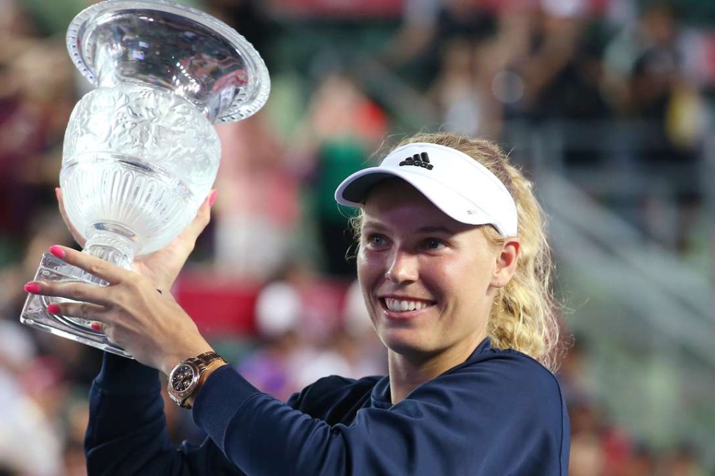 Caroline Wozniacki lifts the Prudential Hong Kong Open trophy after winning the final on Sunday. Photo: K. Y. Cheng