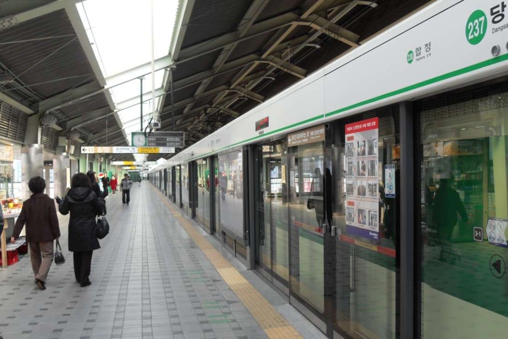 Screen doors have been installed at all subway stations in Seoul, partly to prevent people from committing suicide. Photo: Wikipedia