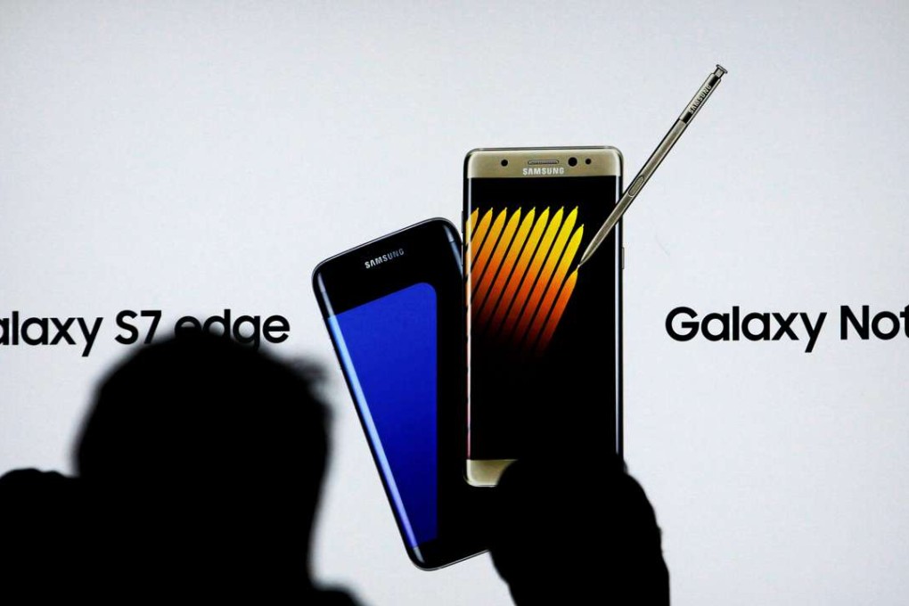 Shoppers walk near a Galaxy Note 7 advertisement at a Samsung store in Jakarta, Indonesia. Photo: Reuters