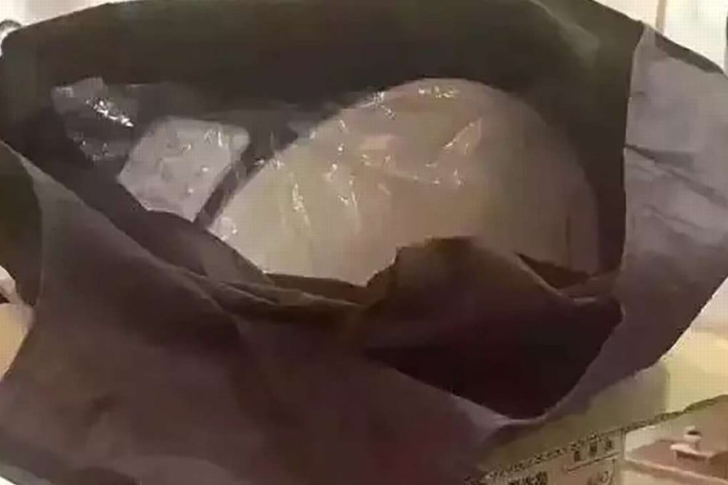 The boxed up toilet seat returned to the hotel in Nagoya. Photo: Cnnb.com