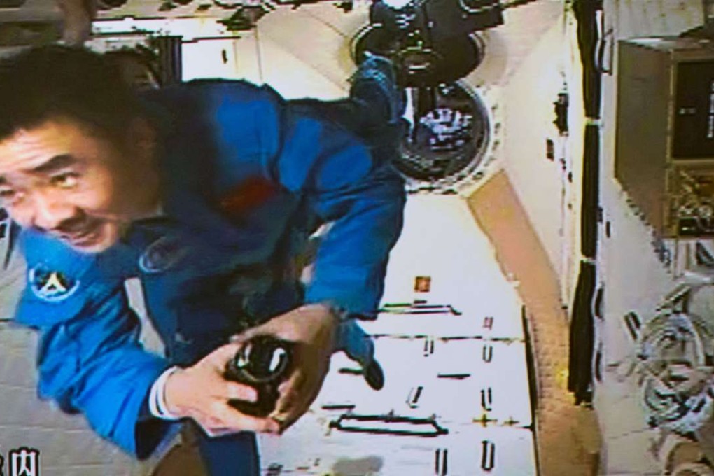 Chinese astronaut Chen Dong enters the space lab Tiangong-2. Photo: Xinhua