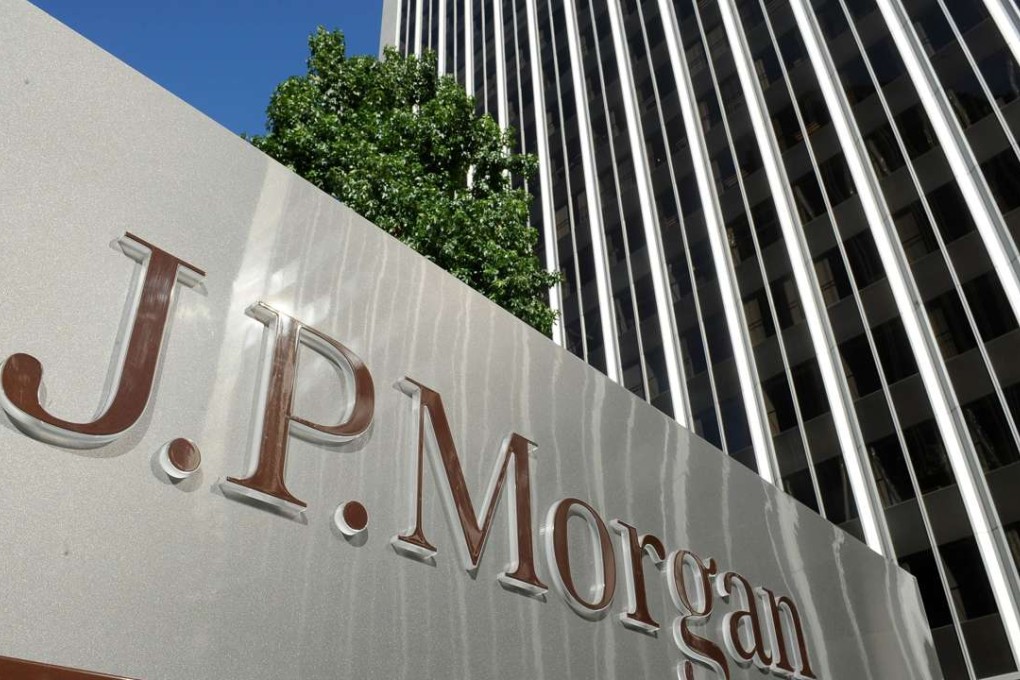 (FILES)A JPMorgan sign is seen outside the office tower housing the financial services firm's Los Angeles, California offices, in this August 8, 2013 file photo. US banking giant JPMorgan Chase announced March 19, 2014 it is selling its physical commodities business to Swiss trading firm Mercuria Energy Group Limited for $3.5 billion. The deal divests physical commodities assets, transactions and energy and metals trading staff to Mercuria, which was founded in 2004 by two former Swiss traders at Goldman Sachs and is well known in energy and commodity trading circles. AFP PHOTO / Robyn Beck