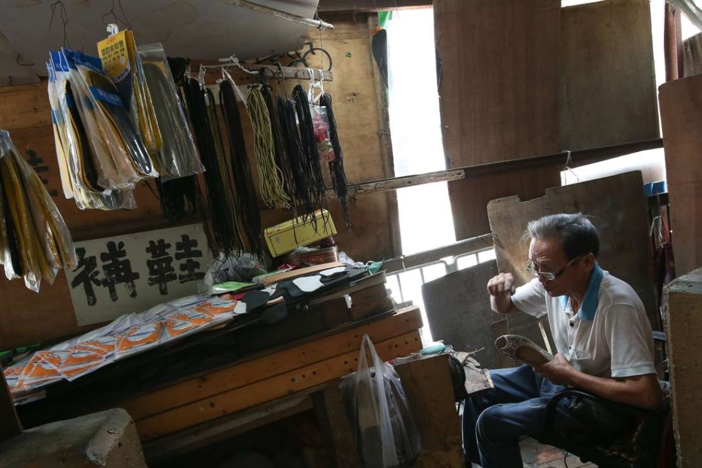 Shoemaker Lau Tai-kuen plying his trade in Kwun Tong on Thursday. Photo: David Wong