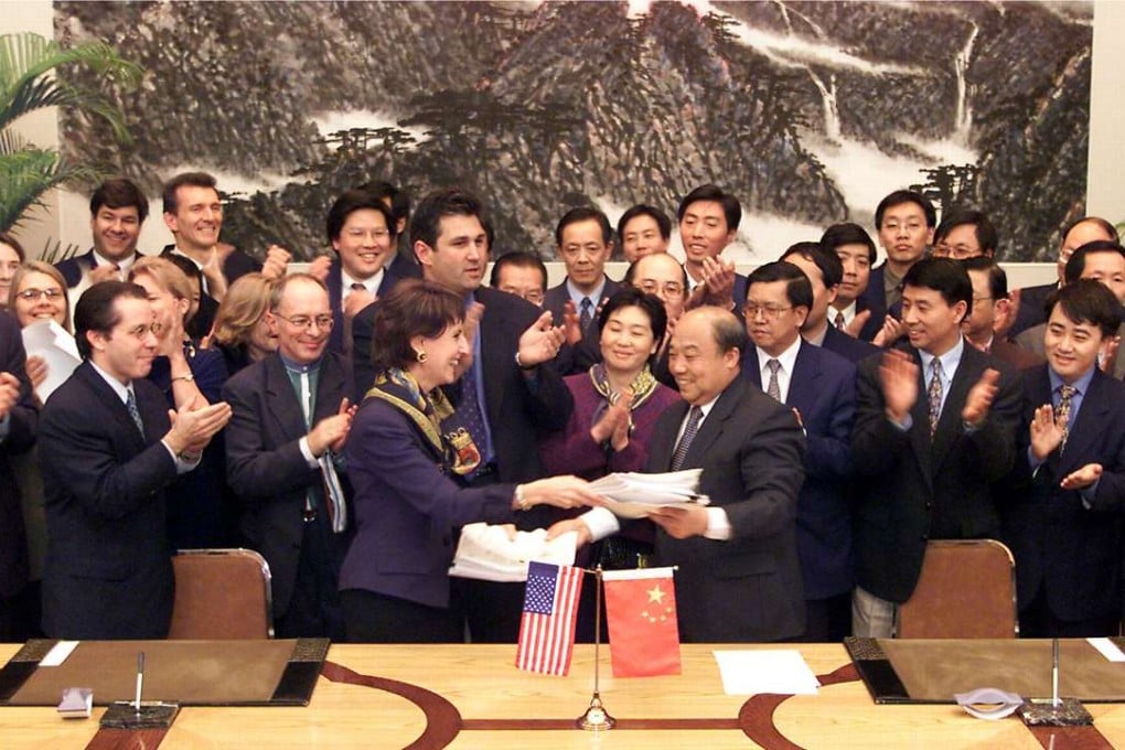 US Trade Representative Charlene Barshefsky (fourth from left) exchanges signed bilateral agreements on Beijing's accession to the World Trade Organisation with Shi Guangsheng, China's Minister of Foreign Trade (fourth from right) on November 15, 1999. Photo: AFP