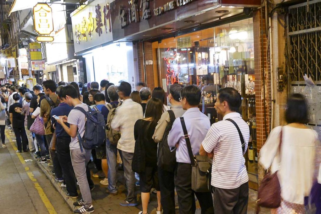 People waiting for the bus at overcrowded Canal Road West. Photo: Martin Chan