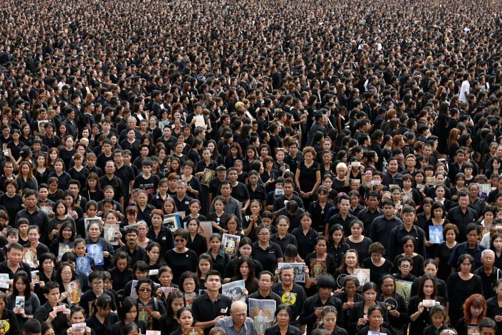 Mourners outside the Grand Palace in Bangkok, October 22, 2016. Photo: Reuters