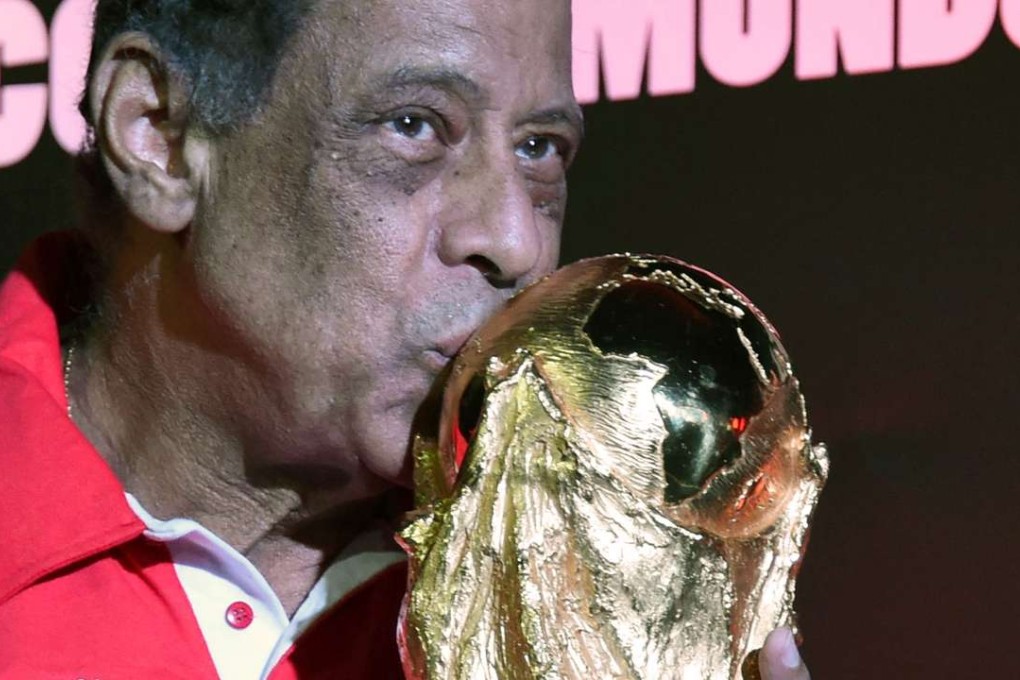 Carlos Alberto, in April 2014, kissing the World Cup, which was held in Brazil. Photo: AFP