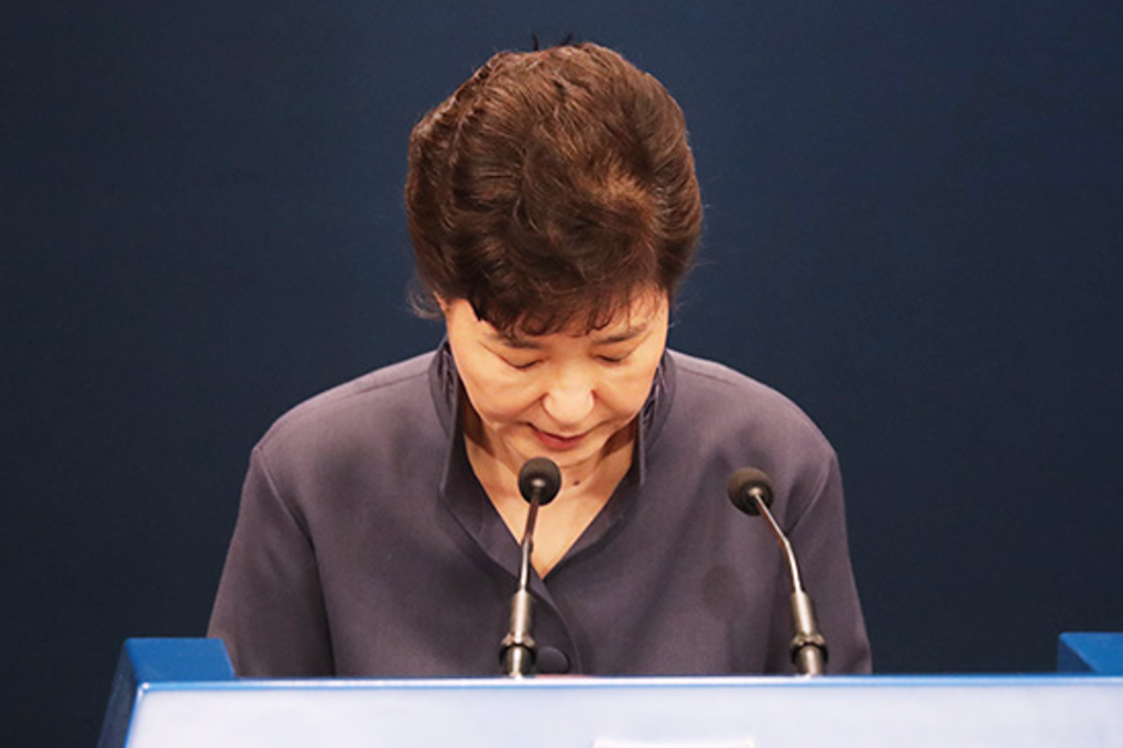President Park Geun-hye bows to offer a public apology for suspicions surrounding her long-time confidant Choi Soon-sil at Cheong Wa Dae, Tuesday. She admitted that Choi had edited her speeches in the early years of her presidency. Photo: Yonhap