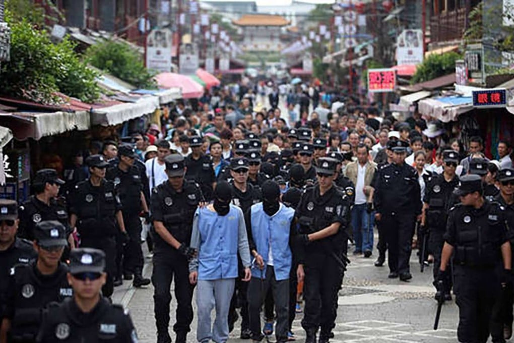 Some of the suspects led through the streets by police. Photo: Ifeng.com