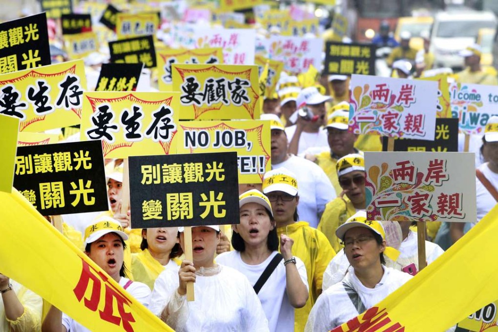Tourism-industry workers shout slogans during a march in Taipei calling on President Tsai Ing-wen’s government to take steps to help their businesses on September 13, 2016. Photo: AP