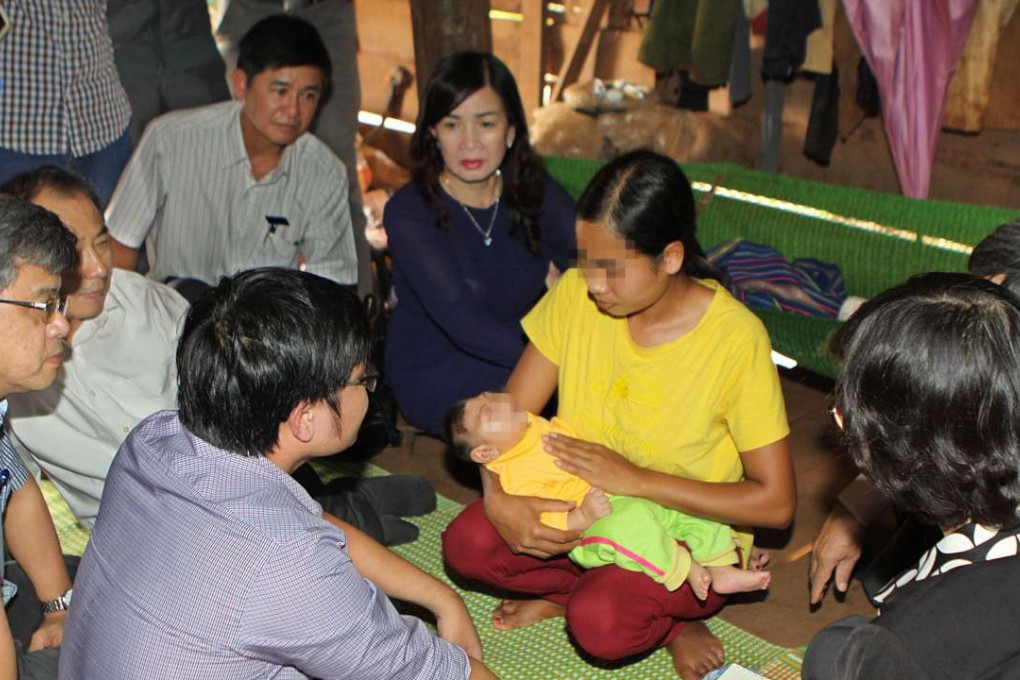 The four-month-old baby with suspected microcephaly receives medical examination in Dak Lak, central Vietnam. Photo: Xinhua
