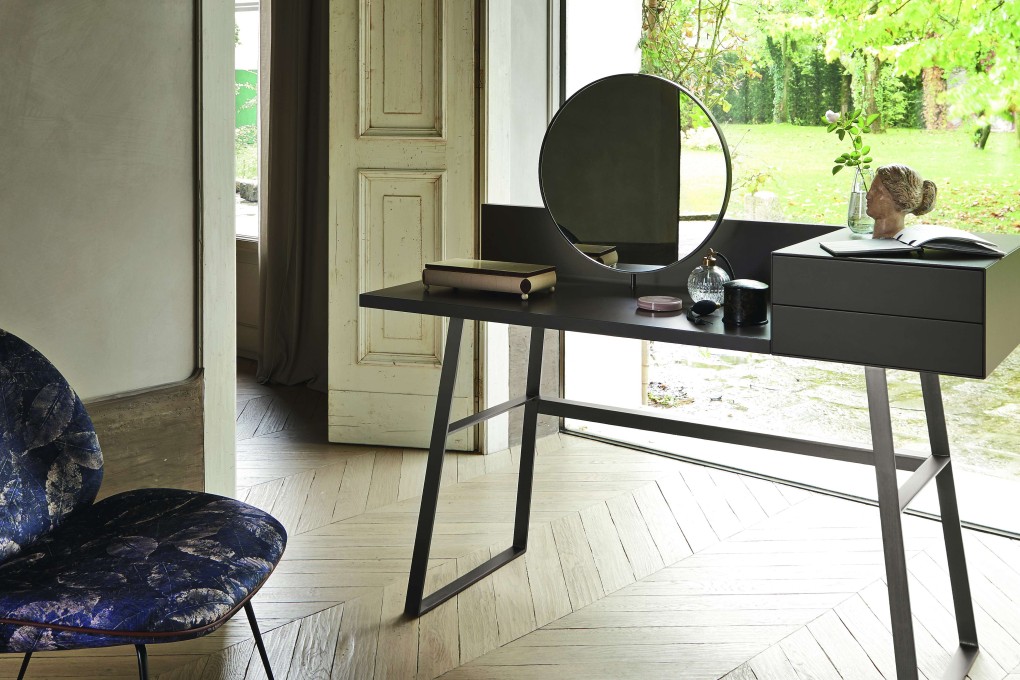 Who says looks don’t matter? These contemporary dressing tables are just what your bedroom needs