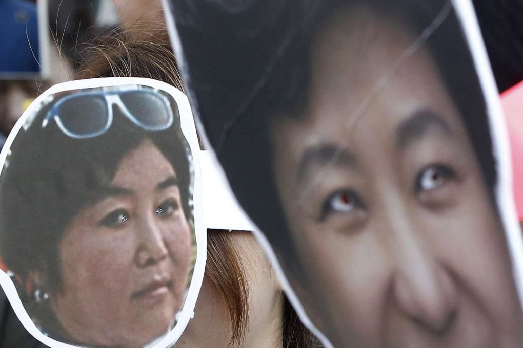 South Korean protesters wearing masks of South Korean President Park Geun-hye, right, and Choi Soon-sil, who is at the centre of a political scandal, attend a rally calling for Park to step down in downtown Seoul. Photo: AP