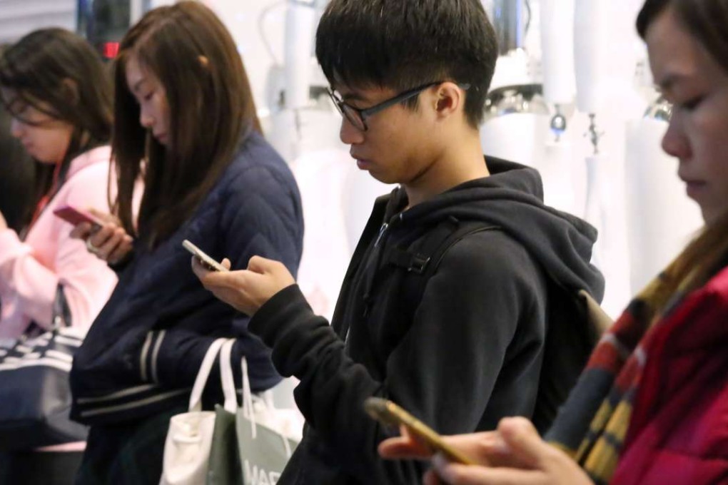 Smartphoneistas on the street in Causeway Bay. Photo: Nora Tam