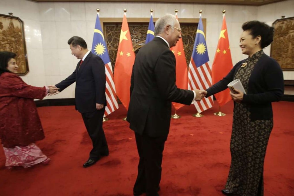 Chinese President Xijinping and his wife Peng Liyuan greet Malaysian Prime Minister Najib Razak and his wife Rosmah Mansor. Photo: AP