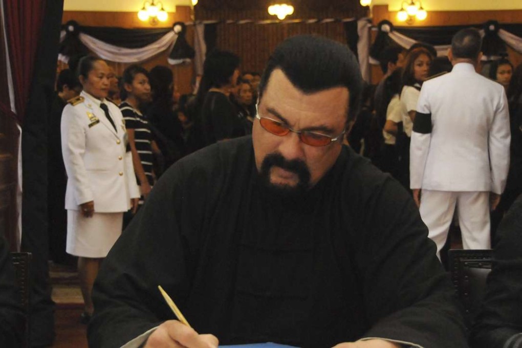 US actor Steven Seagal signing the condolence book for late Thai King Bhumibol Adulyadej at Sala Sahathai Samakhom Pavilion, inside the compound of the Grand Palace, in Bangkok. Photo: EPA