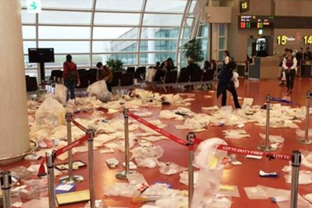 Gates for international flights on the third floor of Jeju International Airport teem with rubbish from duty free goods purchased by Chinese tourists. The photo was taken on Oct. 26. Photo: Jemin Ilbo
