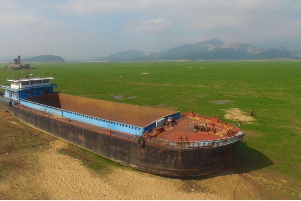 A boat is seen stranded on the bed of Poyang Lake in Lushan on Wednesday. China's largest freshwater lake entered its low-water season in late October, with the water level in the Xingzi section falling below 12 meters. Photo: Xinhua