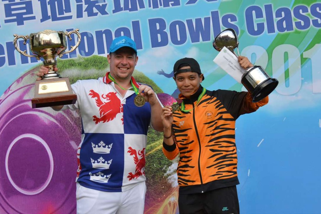 England's David Bolt and Malaysia's Zuraini Khalid at the prize presentation for the 2016 Hong Kong International Bowls Classic. Photo: SCMP Picture