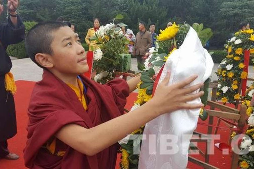 Living Buddha Dezhub Jambai Gaisanggyaco dedicates a khata, a scarf used by Tibetans to show gratitude and hospitality, to the bronze statute of Mao in Shaoshan county. Photo: SCMP Pictures